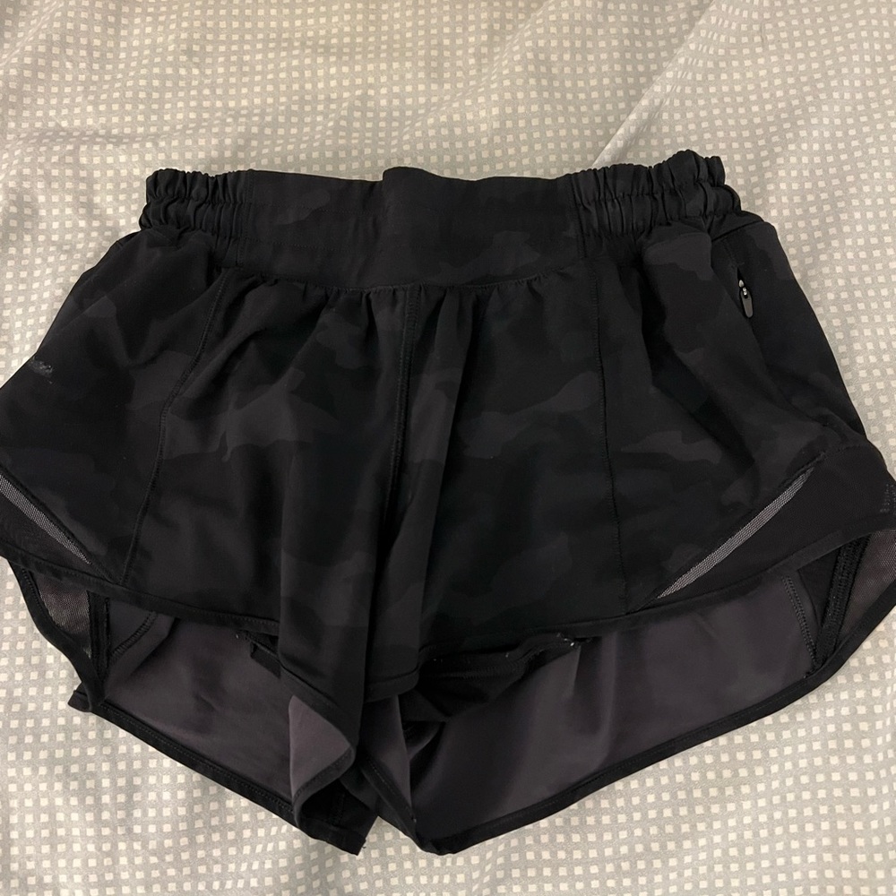 lululemon hotty hot shorts 2.5